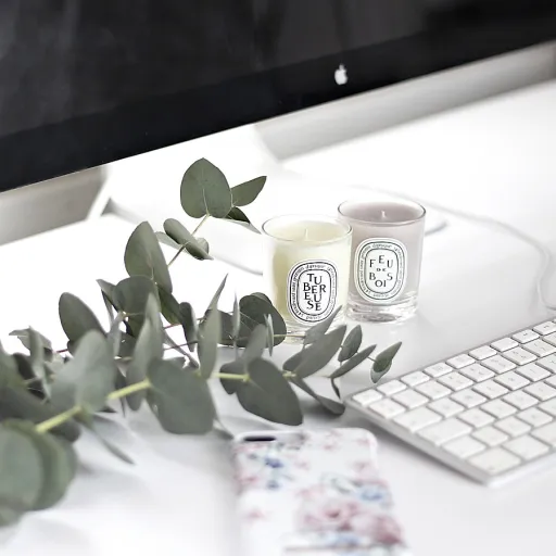 La bougie boule : l’atout charme pour une décoration unique