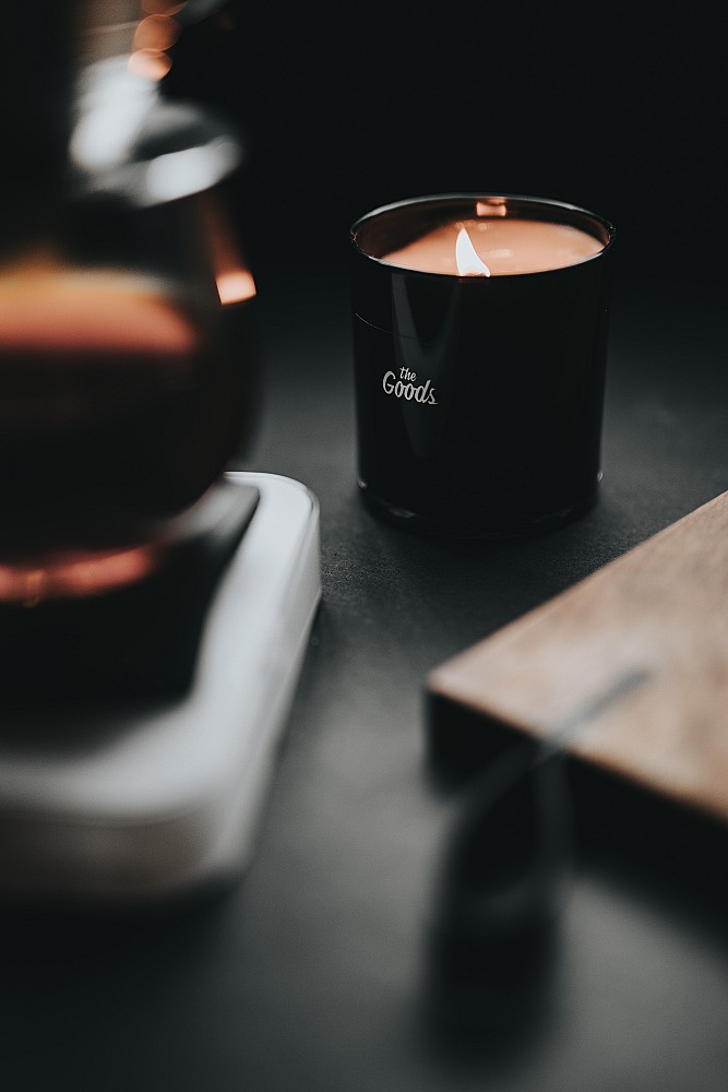 Bougie doigt d’honneur : la bougie fantaisie qui bouscule la décoration intérieure