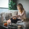 Bâtonnet de sauge et bougies décoratives : un rituel raffiné pour sublimer votre intérieur