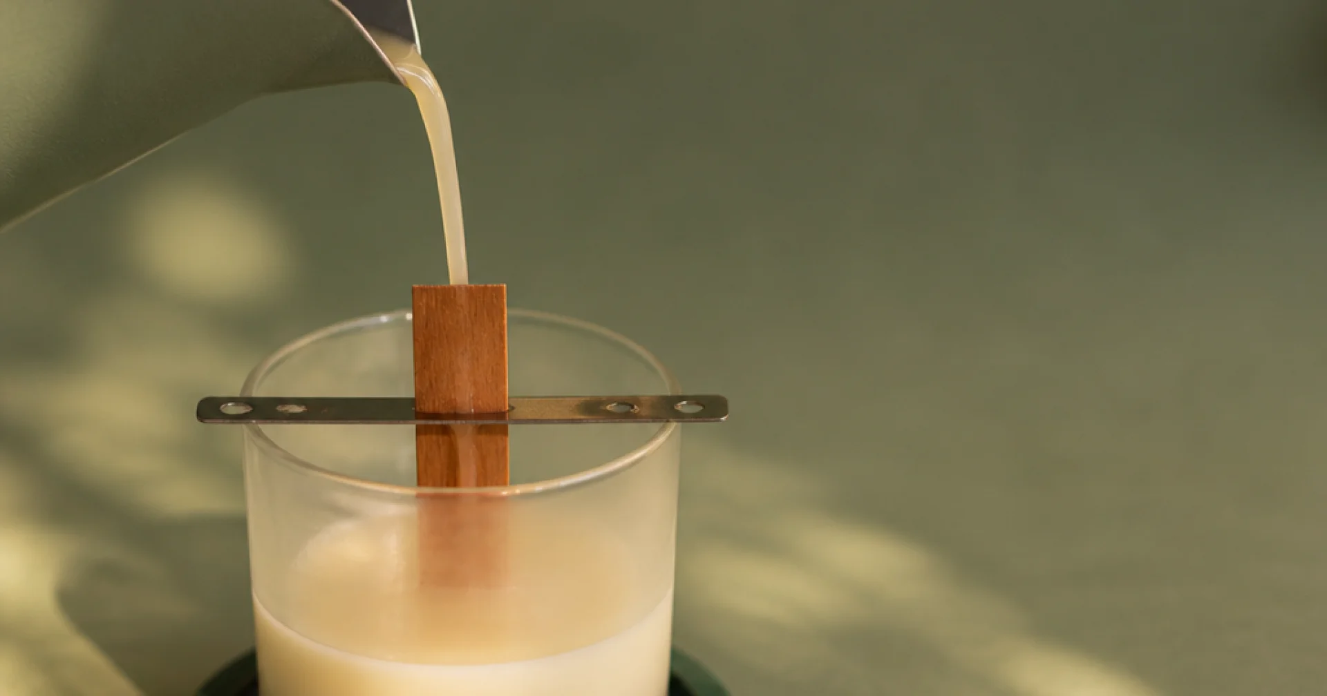 Bougie à mèche bois : ce que le crépitement change vraiment pour le parfum et la durée de vie